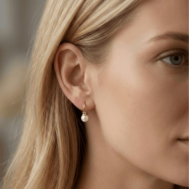 Boucles pendantes dorées or 18k avec perle blanche, format compact, fermoir crochet, élégantes pour un usage quotidien