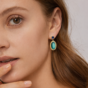 Boucles d’oreilles pendantes dorées or 18k avec pierres synthétiques bleue et vert opalescent