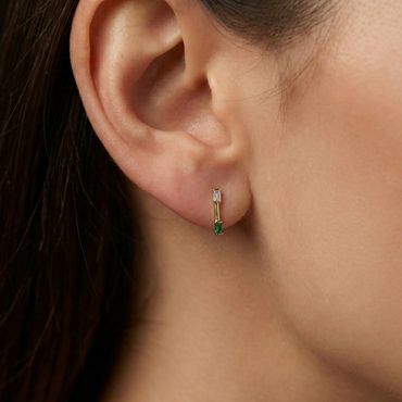 Boucles d’oreilles puces dorées or 18k avec zircons blanc rectangulaire et vert