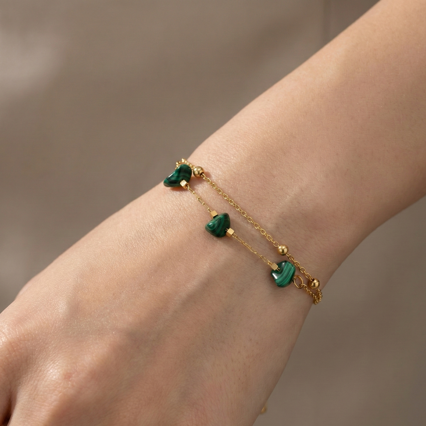 bracelet acier inoxydable doré pierres vertes naturelles vue large