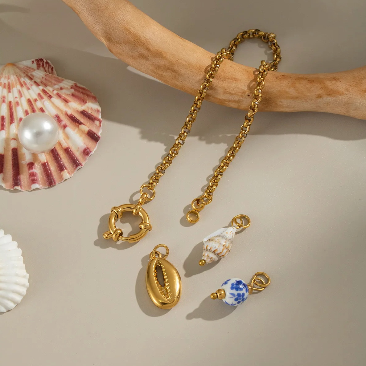 Un bracelet doré tendance, agrémenté de trois charms délicats : un cauri doré, une perle céramique bleu et blanc, et un petit coquillage naturel. Une pièce solaire et estivale, parfaite pour les tenues de bord de mer ou les looks bohèmes.

Matériau : Acier inoxydable couleur doré, hypoallergénique et résistant à l’eau. Éléments en céramique et résine.

Dimensions : Longueur 19 cm – taille des charms jusqu’à 1,8 cm – poids total 7,3 g.

Design : Maillons fins dorés à effet torsadé, fermoir anneau à bascule. 