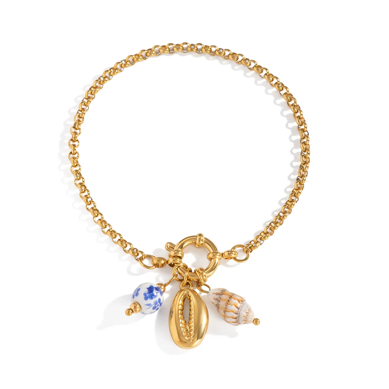 Un bracelet doré tendance, agrémenté de trois charms délicats : un cauri doré, une perle céramique bleu et blanc, et un petit coquillage naturel. Une pièce solaire et estivale, parfaite pour les tenues de bord de mer ou les looks bohèmes.

Matériau : Acier inoxydable couleur doré, hypoallergénique et résistant à l’eau. Éléments en céramique et résine.

Dimensions : Longueur 19 cm – taille des charms jusqu’à 1,8 cm – poids total 7,3 g.

Design : Maillons fins dorés à effet torsadé, fermoir anneau à bascule. 