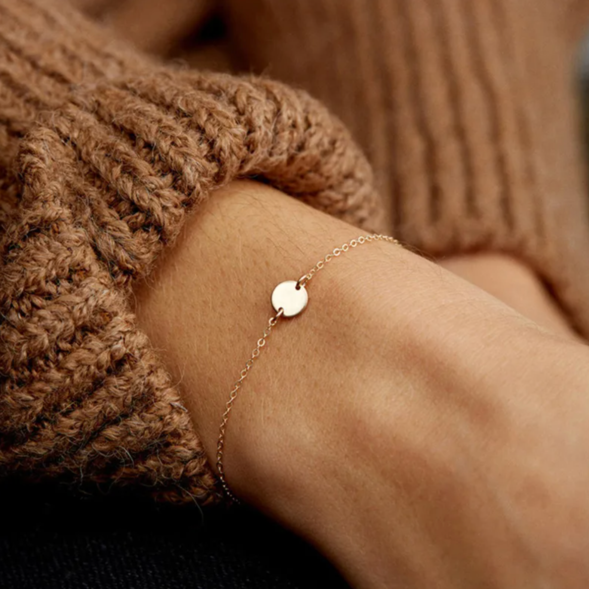 Bracelet fin à la chaîne délicate, orné d’un disque doré épuré en son centre. Un design minimaliste qui mise sur la pureté des formes et l’équilibre des proportions.

Matériau : Acier inoxydable couleur doré, résistant à l’eau, sans ternissure, hypoallergénique.

Dimensions : Longueur env. 16 + 5 cm (ajustable). Poids plume.

Design : Disque central lisse et brillant, monté sur une chaîne fine à maillons réguliers. Fermoir mousqueton avec chaînette de réglage.

Style : Parfait seul pour un look discret et r