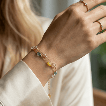 Bracelet doré en acier inoxydable avec perles multicolores et double chaîne fine, design élégant et lumineux
