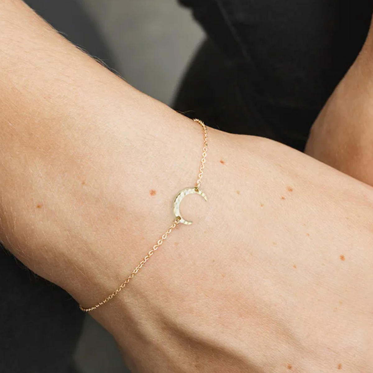 Un bracelet délicat, orné d’un croissant de lune martelé qui capte subtilement la lumière. Une pièce poétique et minimaliste, parfaite pour le quotidien.

Matériaux : Acier inoxydable couleur doré, résistant à l’eau et hypoallergénique.

Dimensions :
Chaîne réglable 15 + 3 cm
Pendentif lune : 11 x 9 mm

Style : Léger et raffiné, ce bracelet évoque les cycles lunaires et la féminité. À porter seul pour un look discret ou en superposition pour un effet tendance.

Un indispensable bohème-chic, à offrir ou à s’