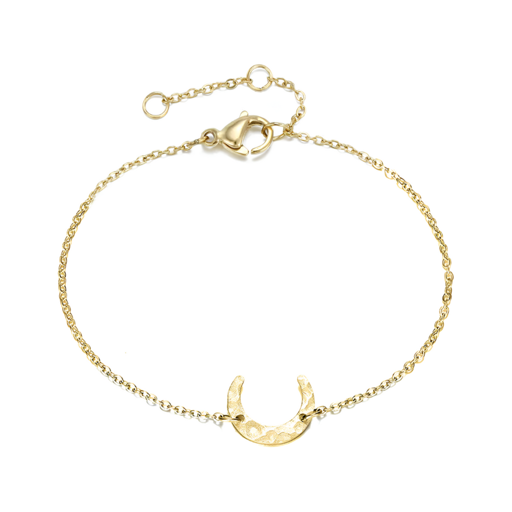 Un bracelet délicat, orné d’un croissant de lune martelé qui capte subtilement la lumière. Une pièce poétique et minimaliste, parfaite pour le quotidien.

Matériaux : Acier inoxydable couleur doré, résistant à l’eau et hypoallergénique.

Dimensions :
Chaîne réglable 15 + 3 cm
Pendentif lune : 11 x 9 mm

Style : Léger et raffiné, ce bracelet évoque les cycles lunaires et la féminité. À porter seul pour un look discret ou en superposition pour un effet tendance.

Un indispensable bohème-chic, à offrir ou à s’