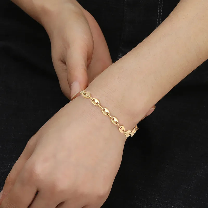 Un bracelet fin et structuré composé de maillons ovales aux reflets coquillage, pour un effet solaire discret. Chaque élément capte la lumière avec élégance, créant un bijou à la fois simple et raffiné.

Matériau : Acier inoxydable couleur doré, finition polie brillante, résistant à l’eau et hypoallergénique.

Dimensions : Longueur ajustable grâce à une chaînette d’extension. Fermoir mousqueton solide pour un maintien sécurisé.

Design : Maillons plats en forme d’amande, légèrement incurvés pour refléter la