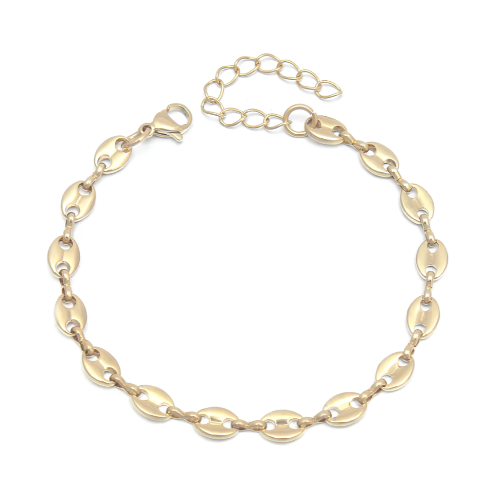 Un bracelet fin et structuré composé de maillons ovales aux reflets coquillage, pour un effet solaire discret. Chaque élément capte la lumière avec élégance, créant un bijou à la fois simple et raffiné.

Matériau : Acier inoxydable couleur doré, finition polie brillante, résistant à l’eau et hypoallergénique.

Dimensions : Longueur ajustable grâce à une chaînette d’extension. Fermoir mousqueton solide pour un maintien sécurisé.

Design : Maillons plats en forme d’amande, légèrement incurvés pour refléter la