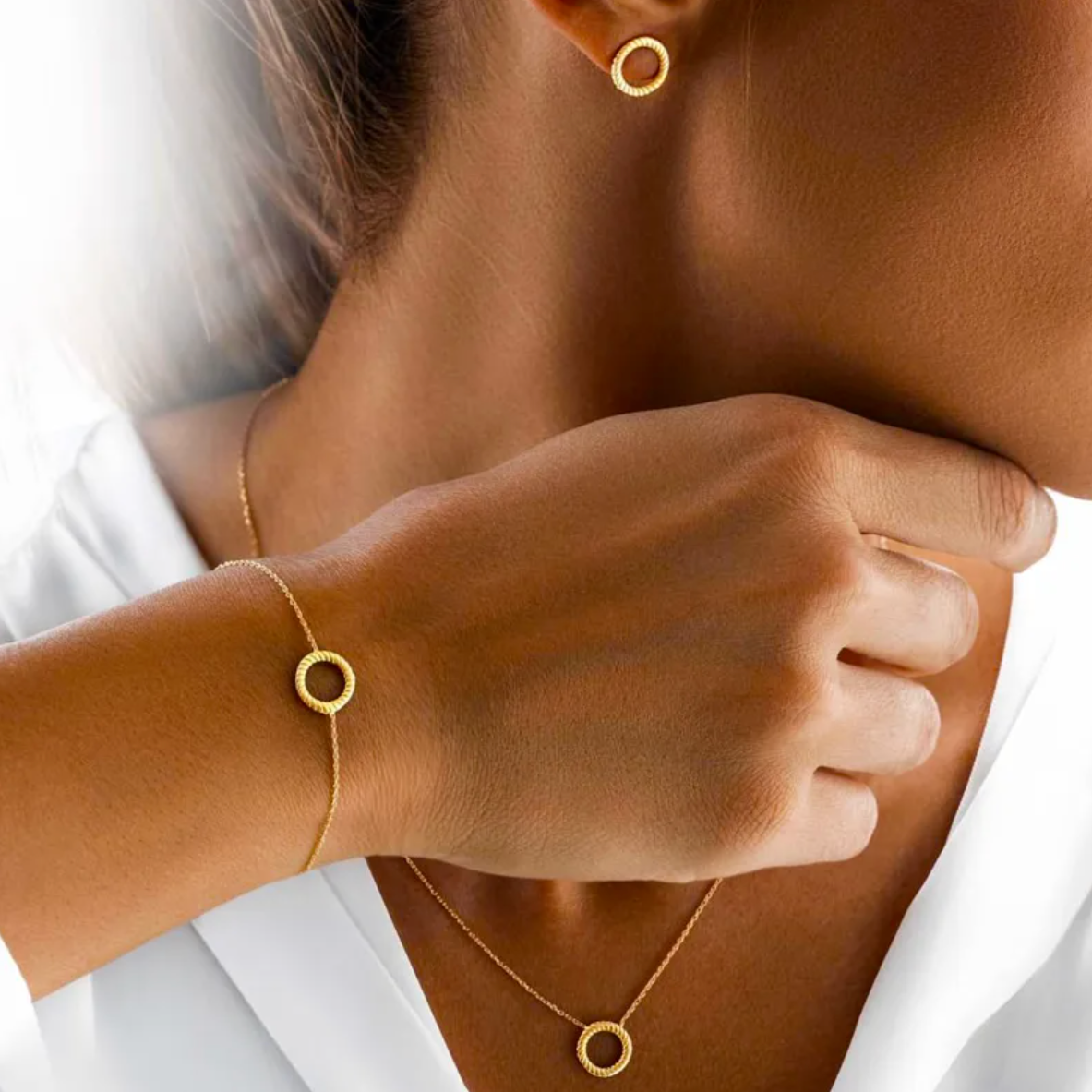 Bracelet femme en acier inoxydable couleur or, orné d’un anneau central torsadé sur chaîne fine ajustable. Bijou minimaliste et raffiné, hypoallergénique et résistant à l’eau, parfait pour un look moderne et élégant au quotidien.