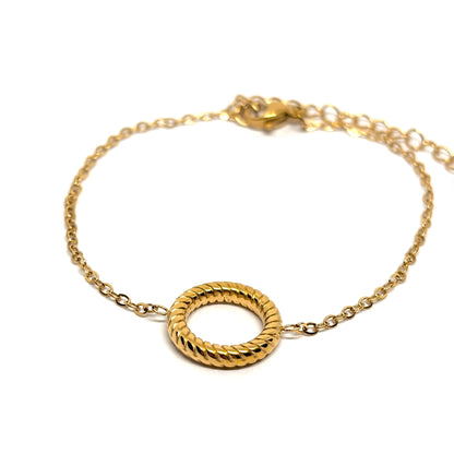 Bracelet femme en acier inoxydable couleur or, orné d’un anneau central torsadé sur chaîne fine ajustable. Bijou minimaliste et raffiné, hypoallergénique et résistant à l’eau, parfait pour un look moderne et élégant au quotidien.