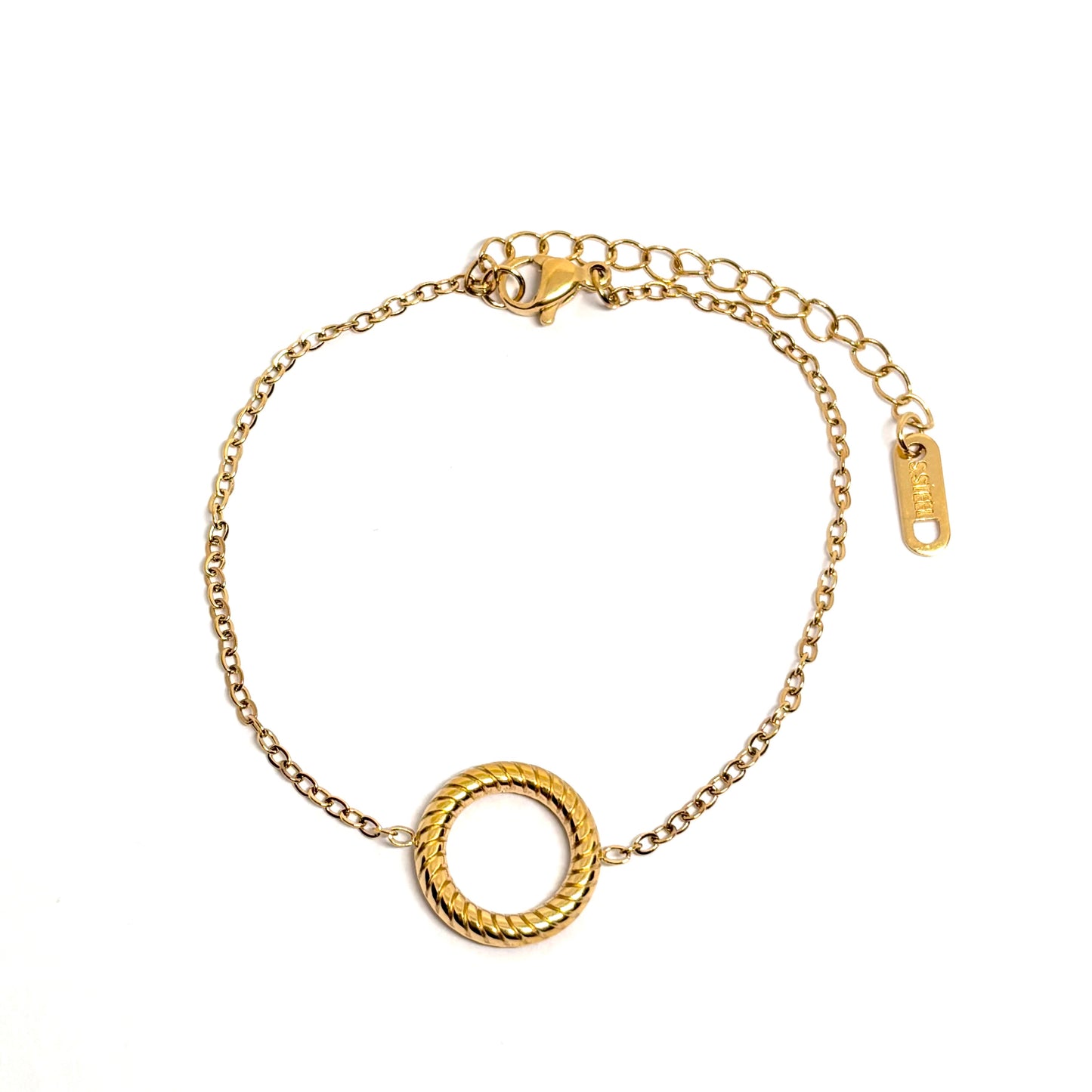 Bracelet femme en acier inoxydable couleur or, orné d’un anneau central torsadé sur chaîne fine ajustable. Bijou minimaliste et raffiné, hypoallergénique et résistant à l’eau, parfait pour un look moderne et élégant au quotidien.