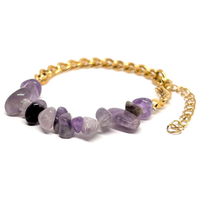 Bracelet femme asymétrique en acier inoxydable couleur doré, orné de pierres violettes type améthyste. Bijou bohème chic, ajustable, résistant à l’eau et hypoallergénique, au design unique mêlant maillons dorés et éclats minéraux naturels