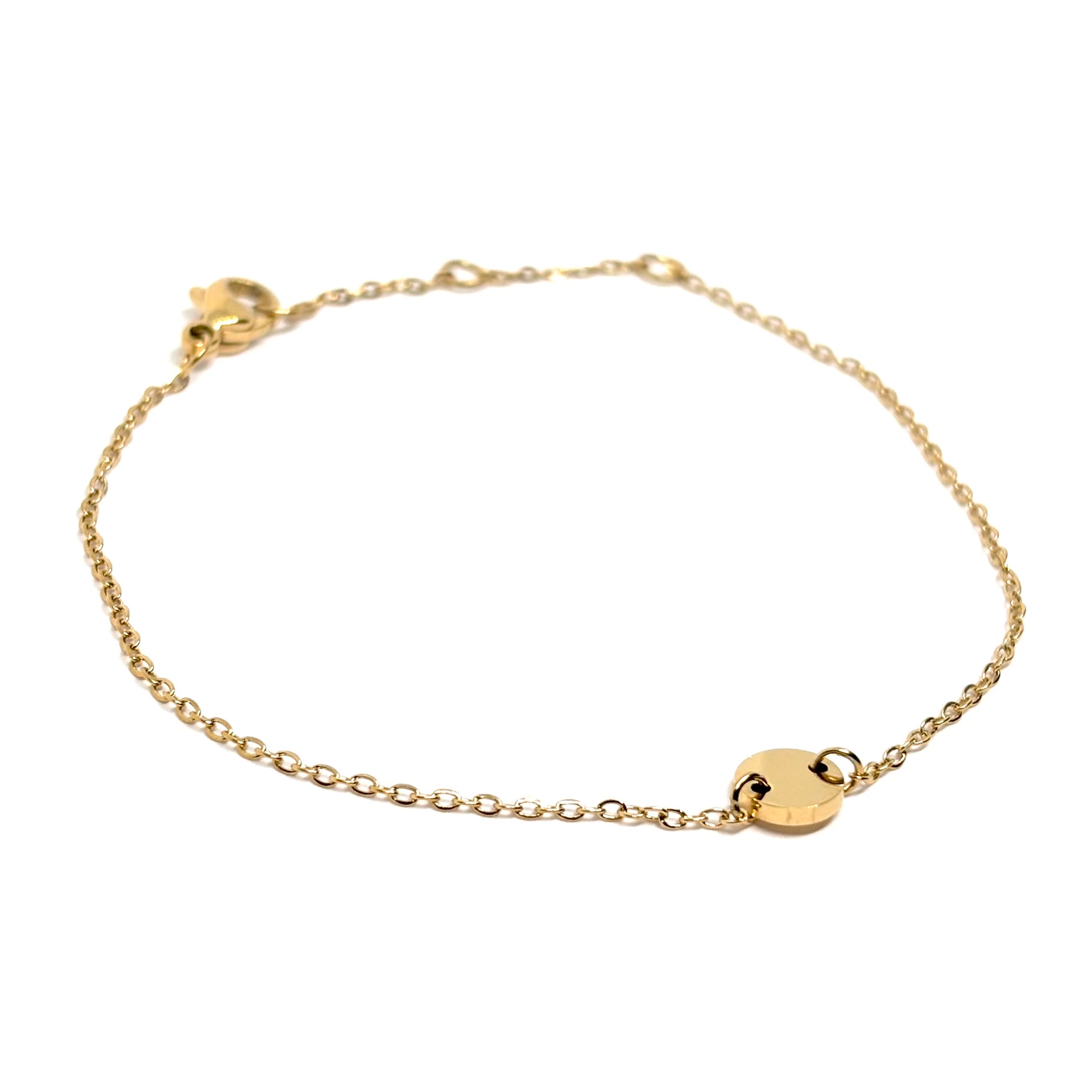 Bracelet femme en acier inoxydable couleur doré, orné d’un disque central lisse sur une chaîne fine. Bijou minimaliste, ajustable, hypoallergénique et résistant à l’eau, parfait pour un look raffiné et lumineux au quotidien.