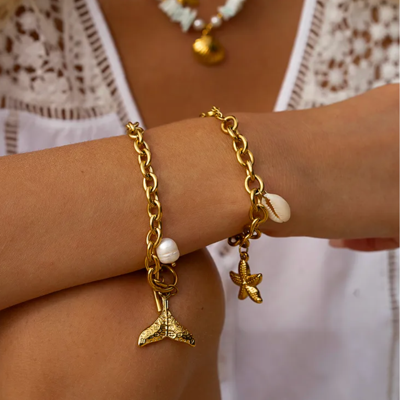 Bracelet femme doré orné de breloques marines : étoile de mer, coquillage cauri naturel et petite coquille dorée. Bijou fantaisie estival, lumineux et bohème chic, avec finition brillante et longueur ajustable, parfait pour un look bord de mer élégant
