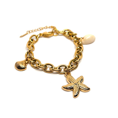 Bracelet femme doré orné de breloques marines : étoile de mer, coquillage cauri naturel et petite coquille dorée. Bijou fantaisie estival, lumineux et bohème chic, avec finition brillante et longueur ajustable, parfait pour un look bord de mer élégant