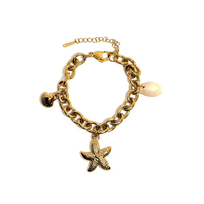 Bracelet femme doré orné de breloques marines : étoile de mer, coquillage cauri naturel et petite coquille dorée. Bijou fantaisie estival, lumineux et bohème chic, avec finition brillante et longueur ajustable, parfait pour un look bord de mer élégant