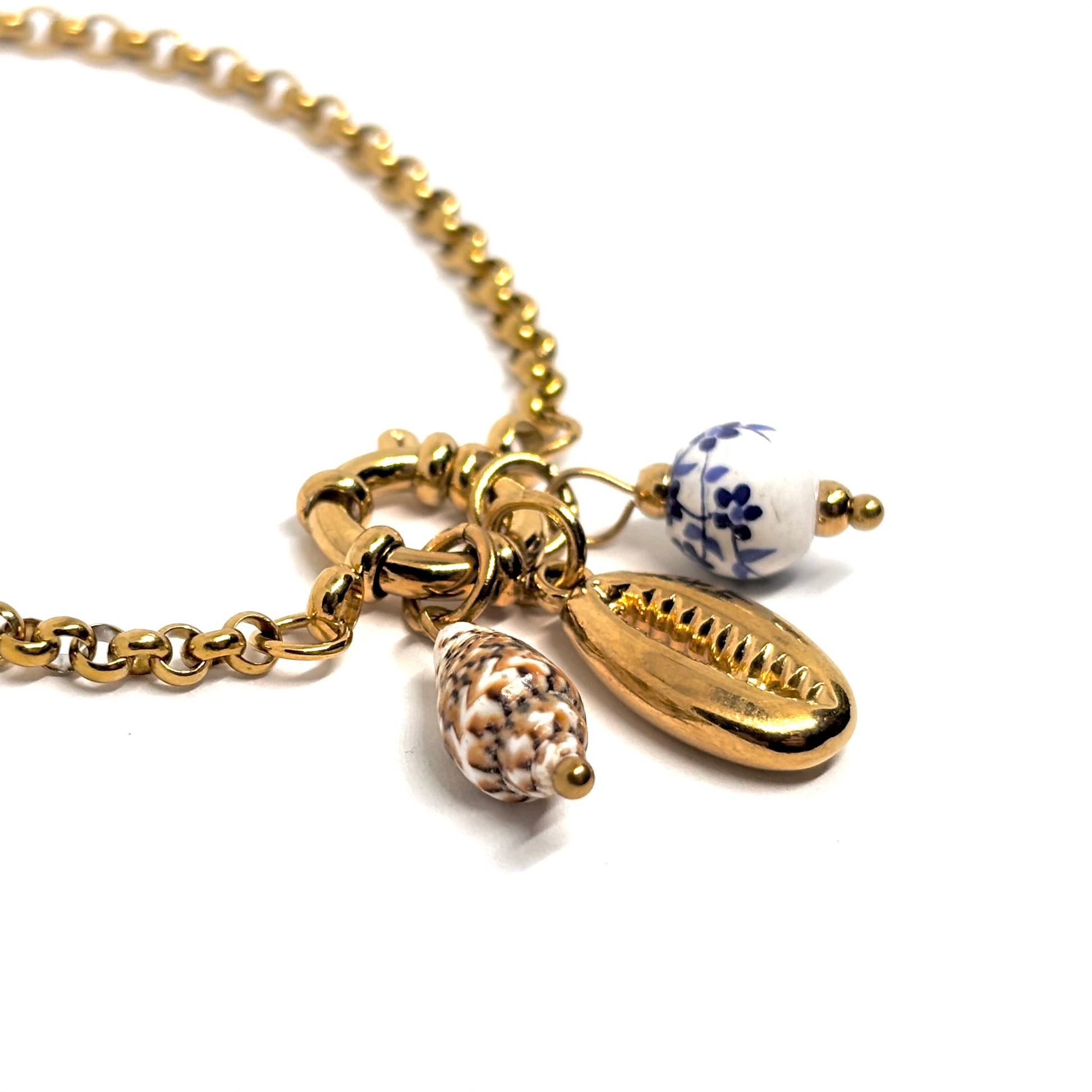 Bracelet femme doré en acier inoxydable, orné de charms coquillage cauri, perle céramique bleu et coquillage naturel. Bijou bohème chic et estival, hypoallergénique et résistant à l’eau, idéal pour un look de plage élégant et lumineux
