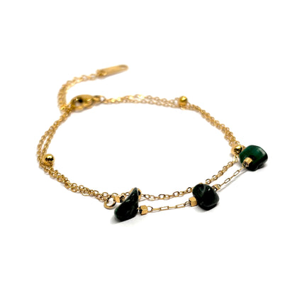 Bracelet femme doré double chaîne en acier inoxydable, orné de trois pierres vertes brutes effet aventurine. Bijou bohème chic, léger et raffiné, hypoallergénique et résistant à l’eau, idéal pour un look naturel et élégant