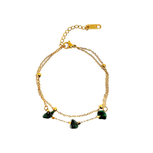 Bracelet femme doré double chaîne en acier inoxydable, orné de trois pierres vertes brutes effet aventurine. Bijou bohème chic, léger et raffiné, hypoallergénique et résistant à l’eau, idéal pour un look naturel et élégant