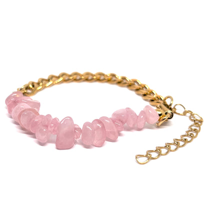 Bracelet femme doré en acier inoxydable, combinant maille large et pierres roses brutes effet quartz. Bijou bohème chic et moderne, hypoallergénique et résistant à l’eau, parfait pour un look romantique et audacieux