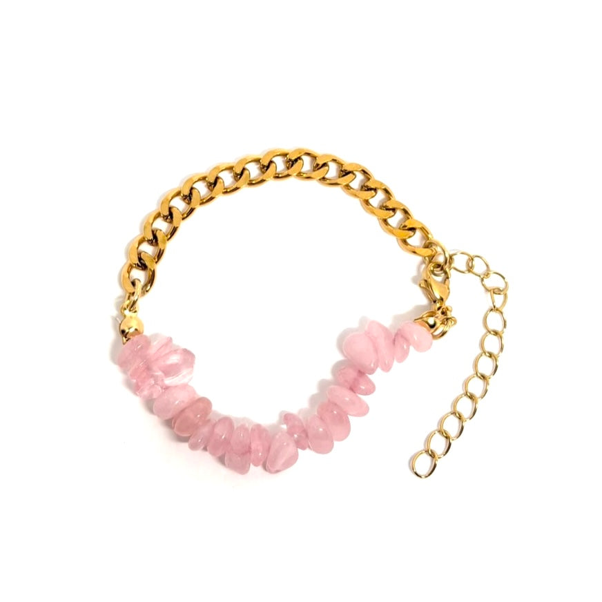 Bracelet femme doré en acier inoxydable, combinant maille large et pierres roses brutes effet quartz. Bijou bohème chic et moderne, hypoallergénique et résistant à l’eau, parfait pour un look romantique et audacieux