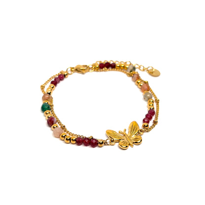 Bracelet femme doré en acier inoxydable, orné d’un papillon central et de perles colorées. Bijou bohème chic et estival, hypoallergénique, résistant à l’eau et lumineux, idéal pour un look romantique et plein de peps