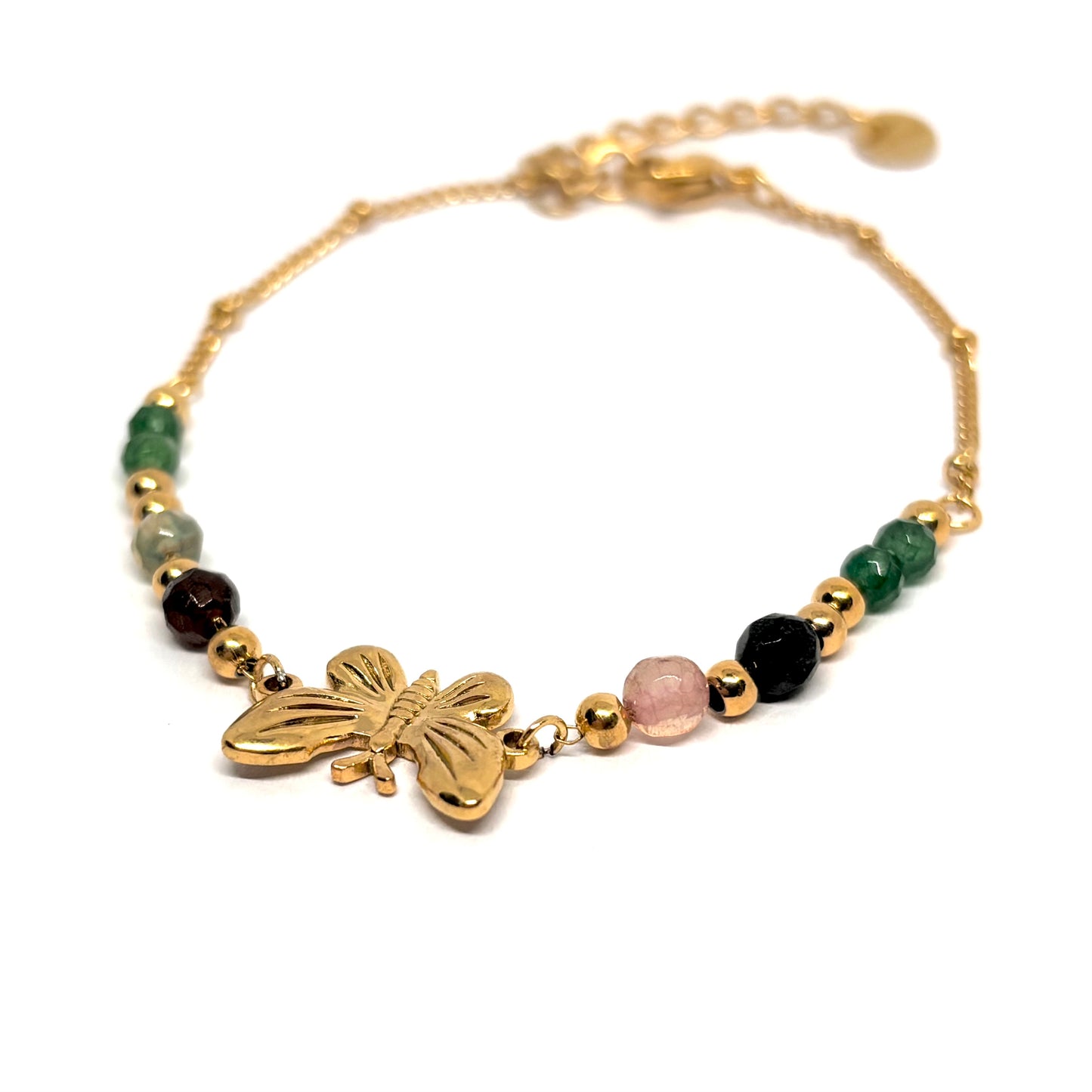 Bracelet femme doré en acier inoxydable, orné d’un papillon en relief et de perles vertes, orange et dorées. Bijou fin et poétique, résistant à l’eau, hypoallergénique et ajustable, parfait pour un style printanier élégant et lumineux