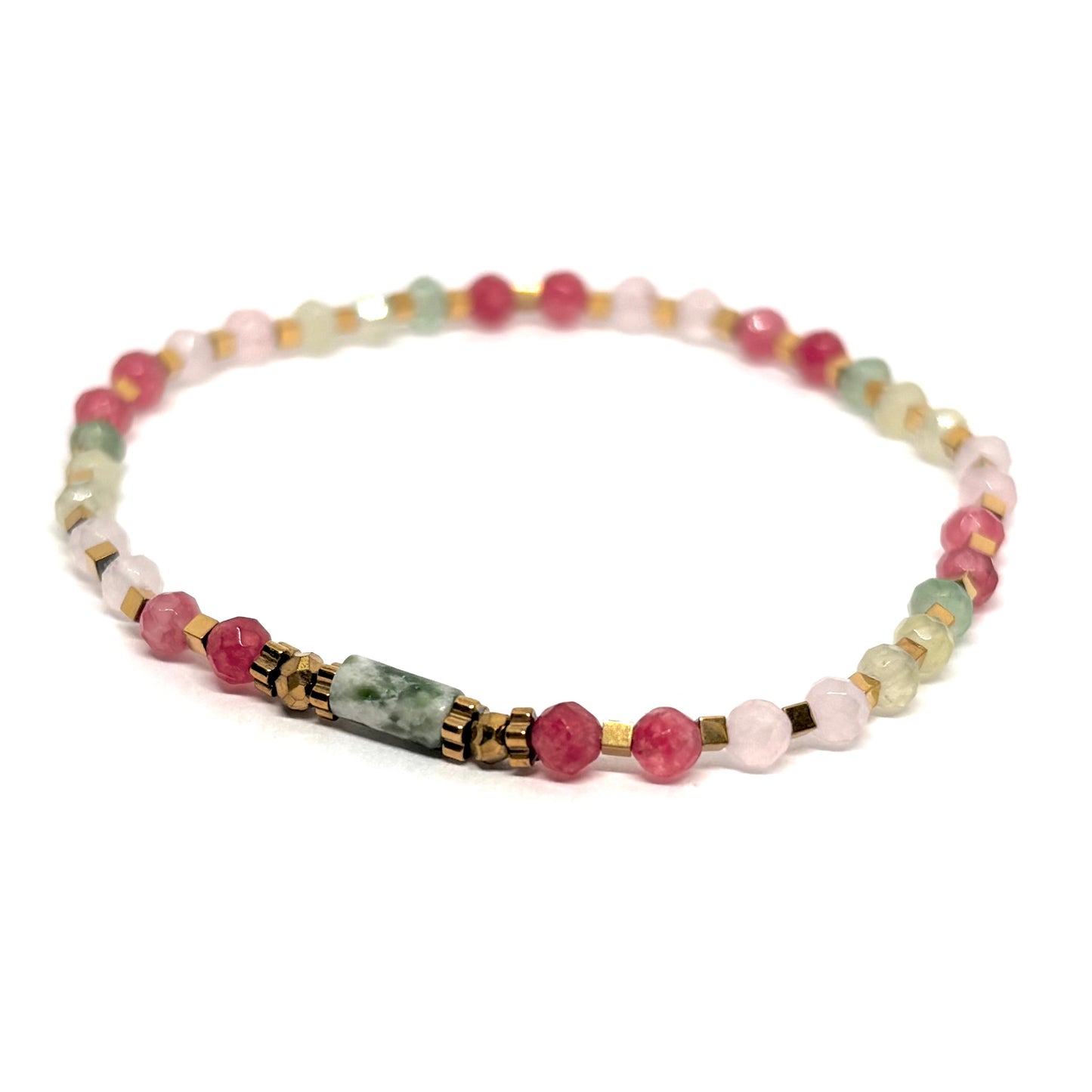 Bracelet femme doré en acier inoxydable PVD 18K, orné de perles en cristal rose, perles dorées et turquoise africaine naturelle. Bijou bohème chic, hypoallergénique et résistant à l’eau, idéal pour un look estival coloré et élégant