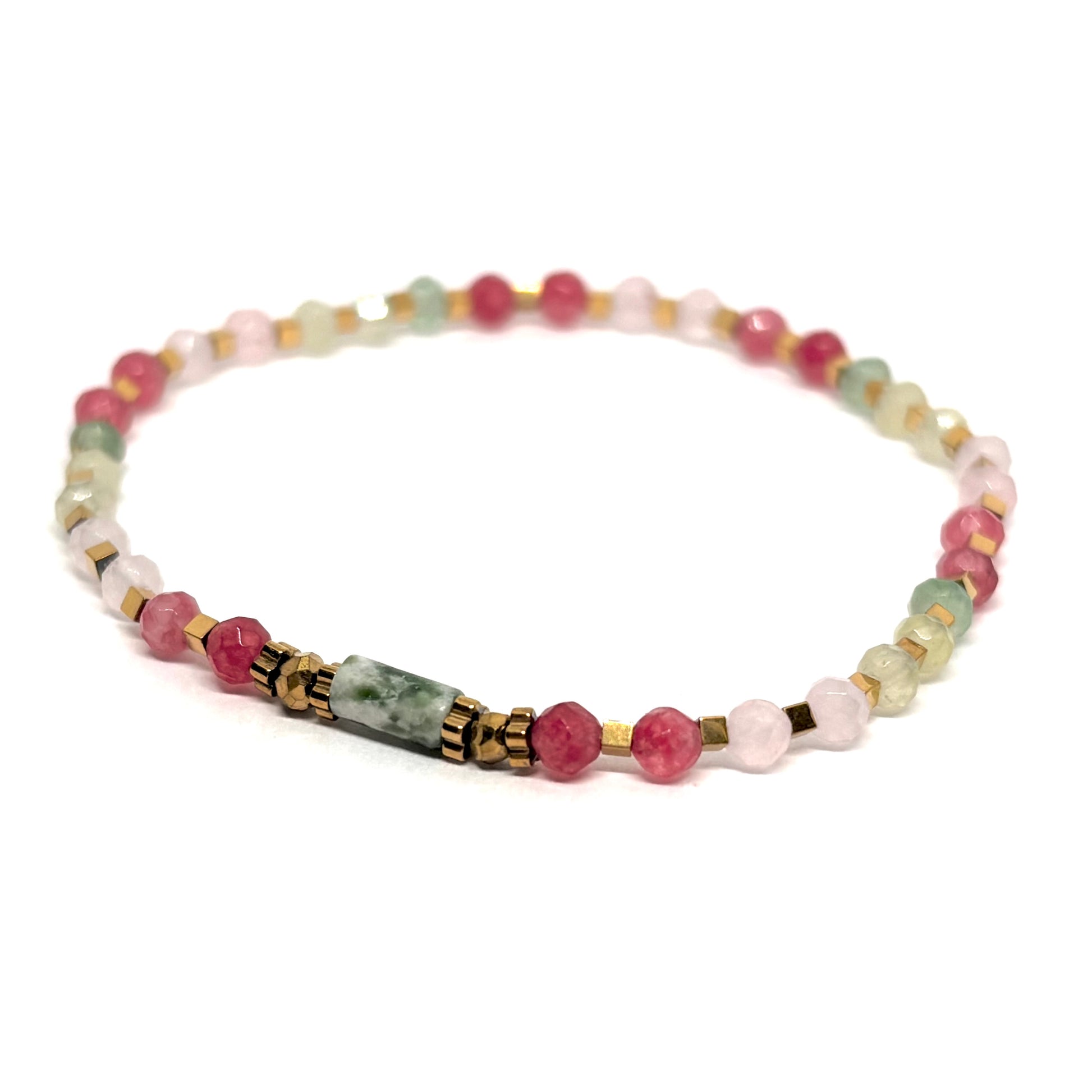 Bracelet femme doré en acier inoxydable PVD 18K, orné de perles en cristal rose, perles dorées et turquoise africaine naturelle. Bijou bohème chic, hypoallergénique et résistant à l’eau, idéal pour un look estival coloré et élégant