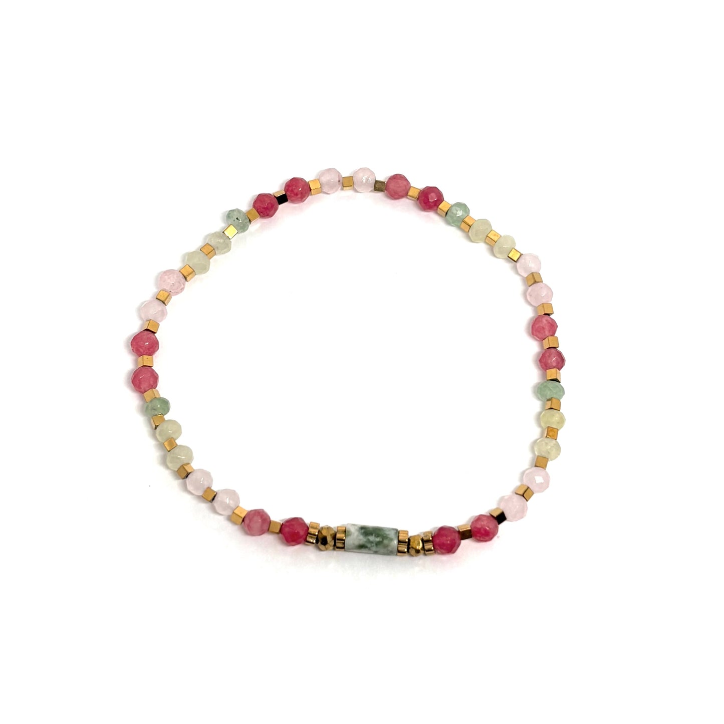 Bracelet femme doré en acier inoxydable PVD 18K, orné de perles en cristal rose, perles dorées et turquoise africaine naturelle. Bijou bohème chic, hypoallergénique et résistant à l’eau, idéal pour un look estival coloré et élégant