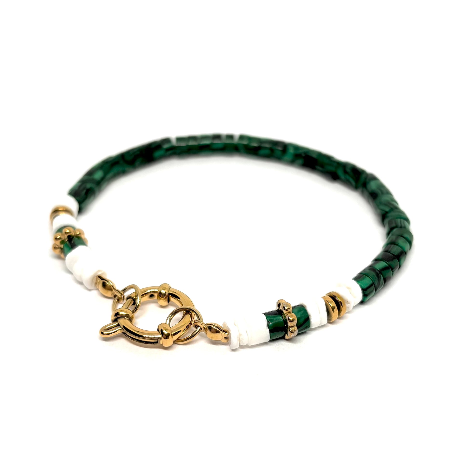 Bracelet femme doré en acier inoxydable plaqué 14K, orné de perles plates effet malachite, de touches dorées et blanches, et d’un grand fermoir ovale. Bijou bohème chic, hypoallergénique et résistant à l’eau, idéal pour un style naturel et contemporain