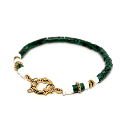 Bracelet femme doré en acier inoxydable plaqué 14K, orné de perles plates effet malachite, de touches dorées et blanches, et d’un grand fermoir ovale. Bijou bohème chic, hypoallergénique et résistant à l’eau, idéal pour un style naturel et contemporain