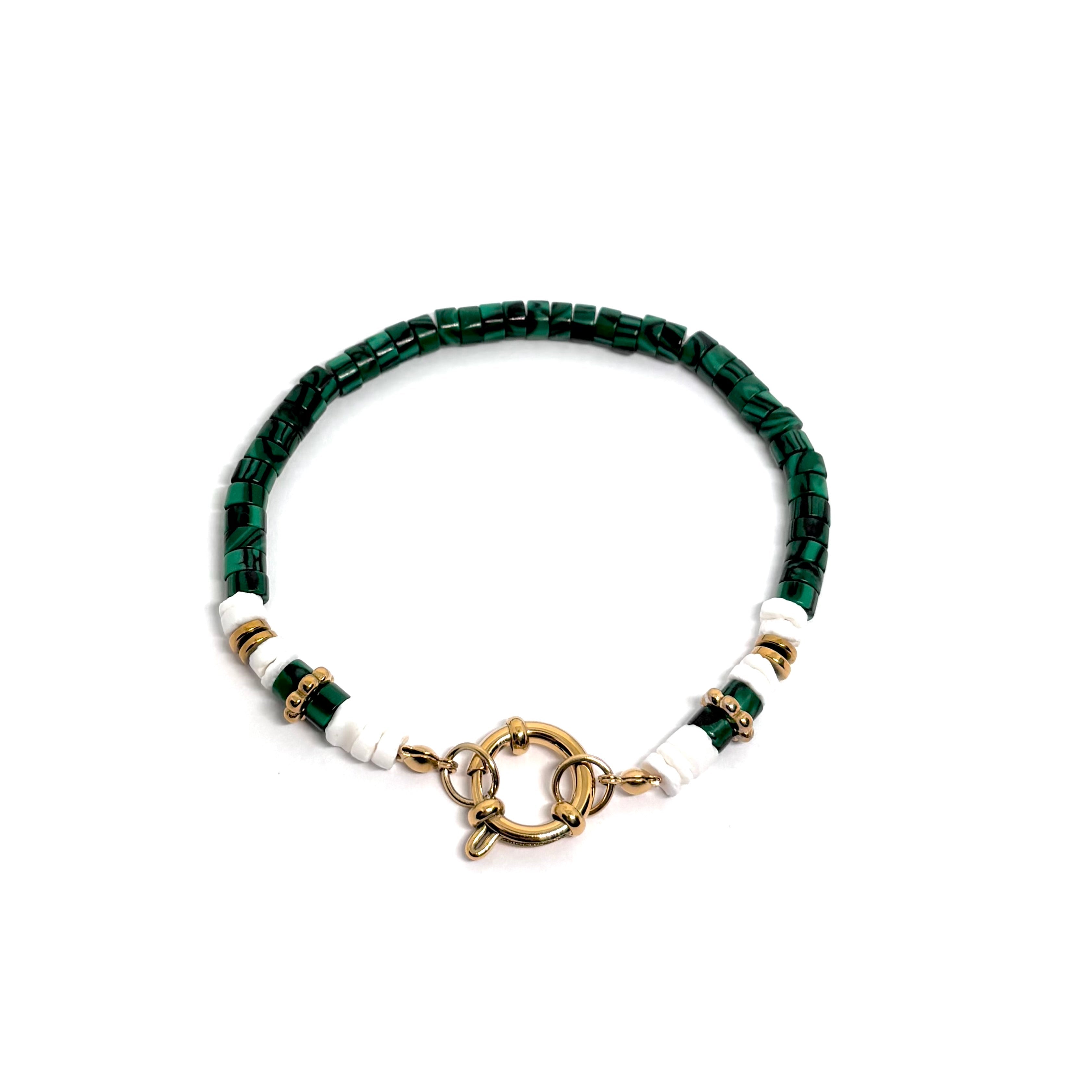 Bracelet femme doré en acier inoxydable plaqué 14K, orné de perles plates effet malachite, de touches dorées et blanches, et d’un grand fermoir ovale. Bijou bohème chic, hypoallergénique et résistant à l’eau, idéal pour un style naturel et contemporain
