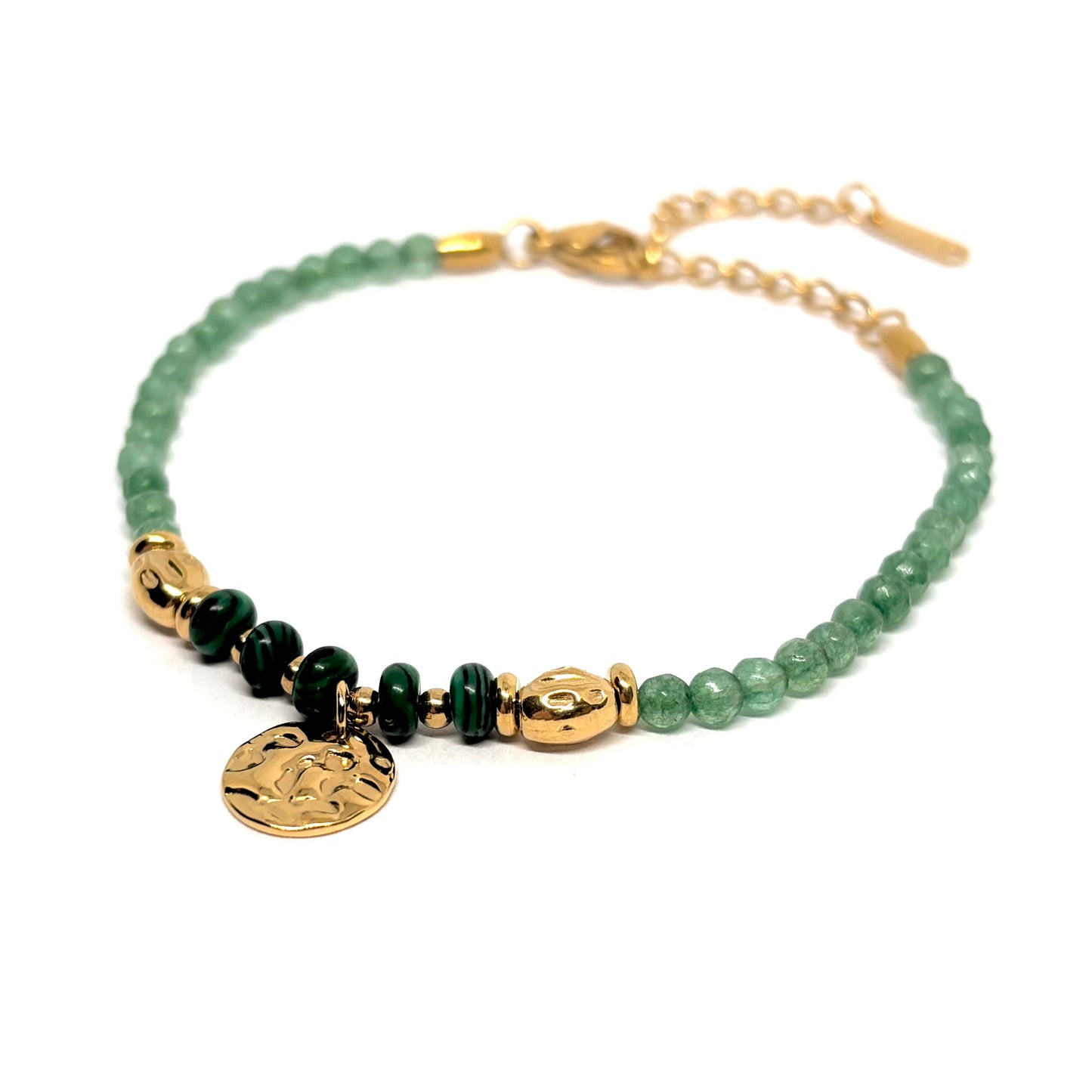Bracelet femme en acier inoxydable doré 18K, orné de perles vertes effet malachite et d’un pendentif rond martelé. Bijou élégant, ajustable et lumineux, inspiré de la nature, alliant sophistication dorée et énergie mystique
