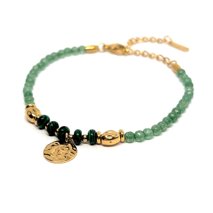 Bracelet femme en acier inoxydable doré 18K, orné de perles vertes effet malachite et d’un pendentif rond martelé. Bijou élégant, ajustable et lumineux, inspiré de la nature, alliant sophistication dorée et énergie mystique