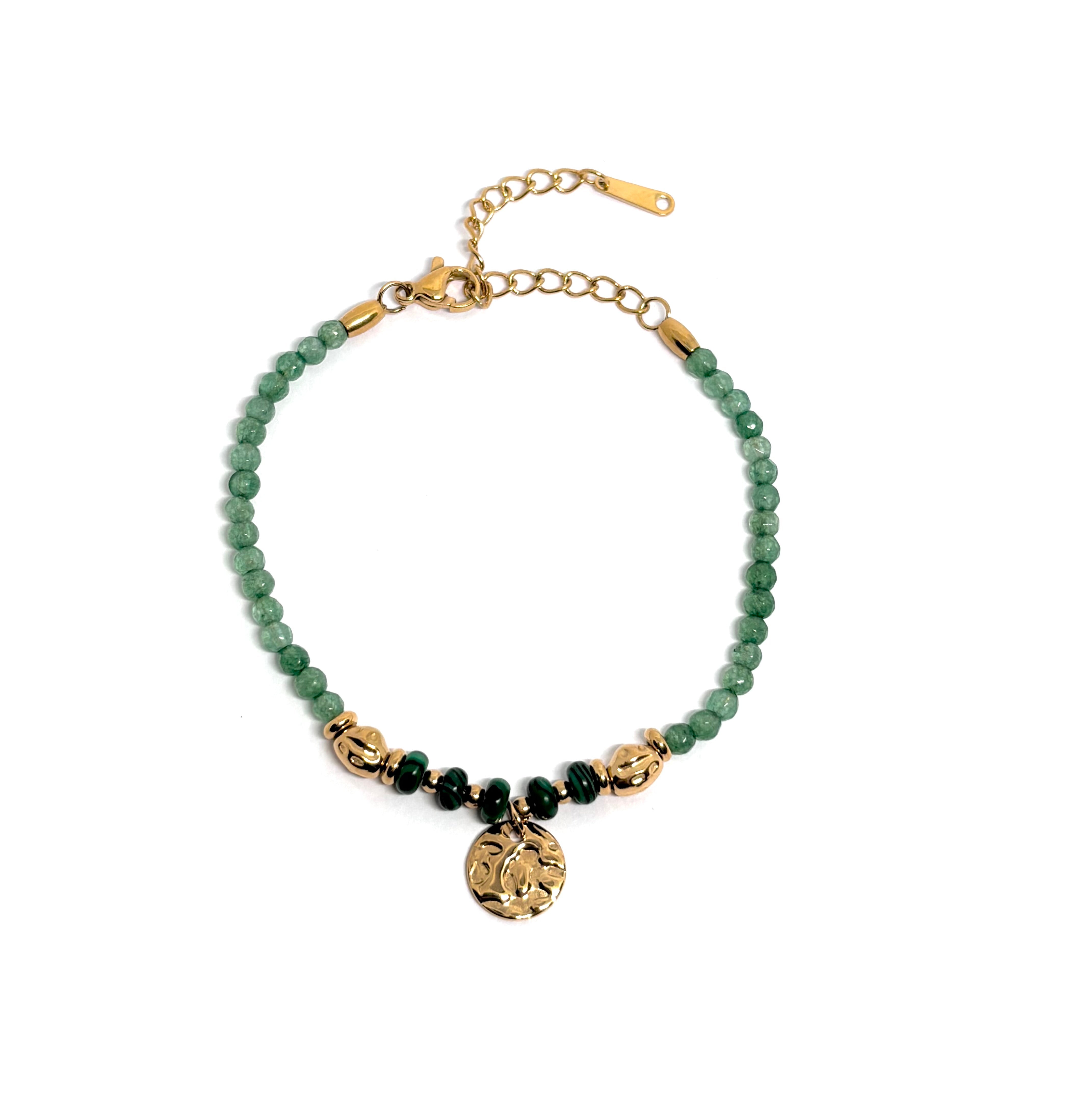 Bracelet femme en acier inoxydable doré 18K, orné de perles vertes effet malachite et d’un pendentif rond martelé. Bijou élégant, ajustable et lumineux, inspiré de la nature, alliant sophistication dorée et énergie mystique