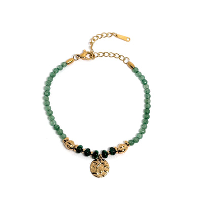 Bracelet femme en acier inoxydable doré 18K, orné de perles vertes effet malachite et d’un pendentif rond martelé. Bijou élégant, ajustable et lumineux, inspiré de la nature, alliant sophistication dorée et énergie mystique