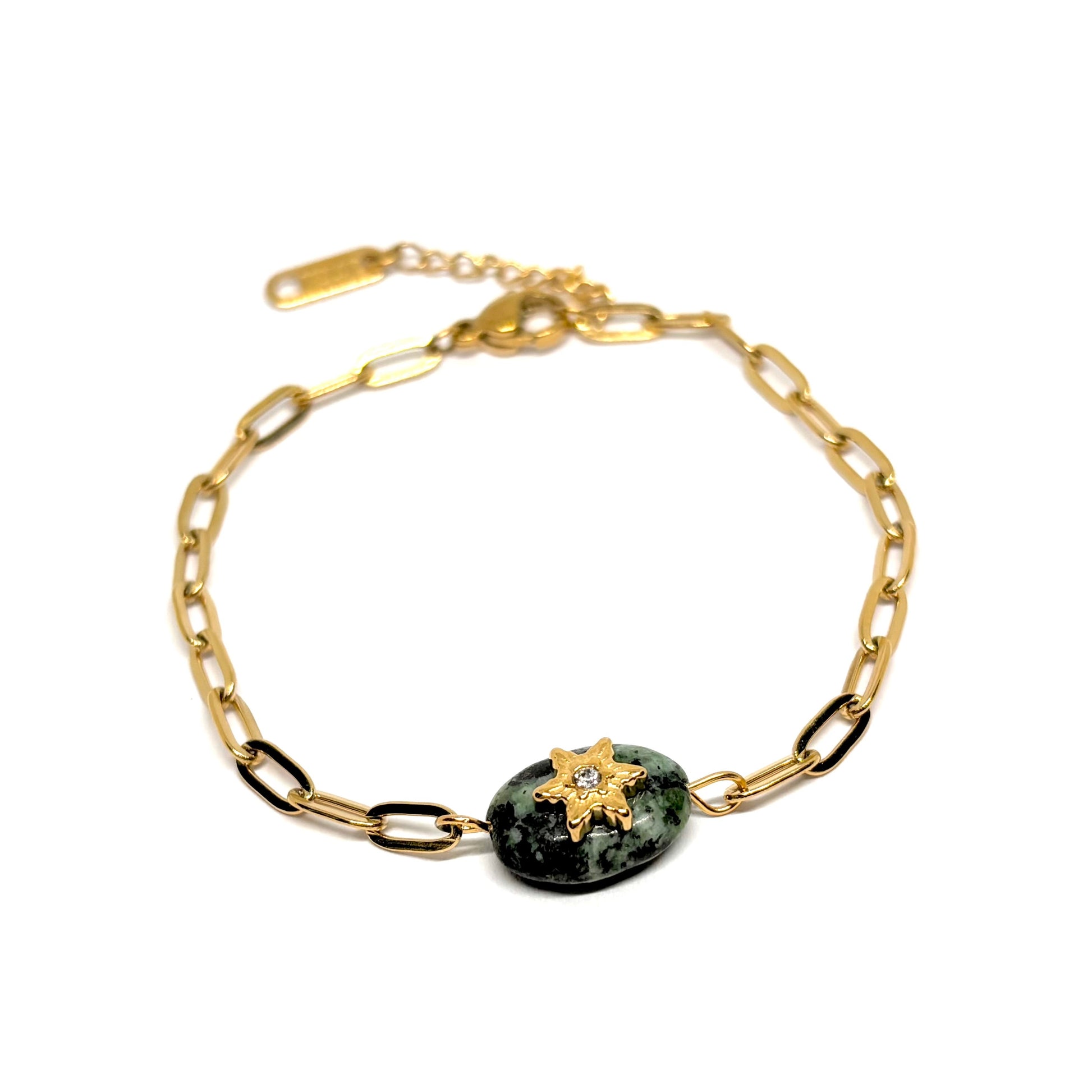 Bracelet femme doré en acier inoxydable plaqué 14K, orné d’une pierre ovale verte turquoise sertie d’une étoile dorée incrustée d’un cristal. Bijou céleste chic et raffiné, hypoallergénique, résistant à l’eau, idéal pour un look élégant et symbolique