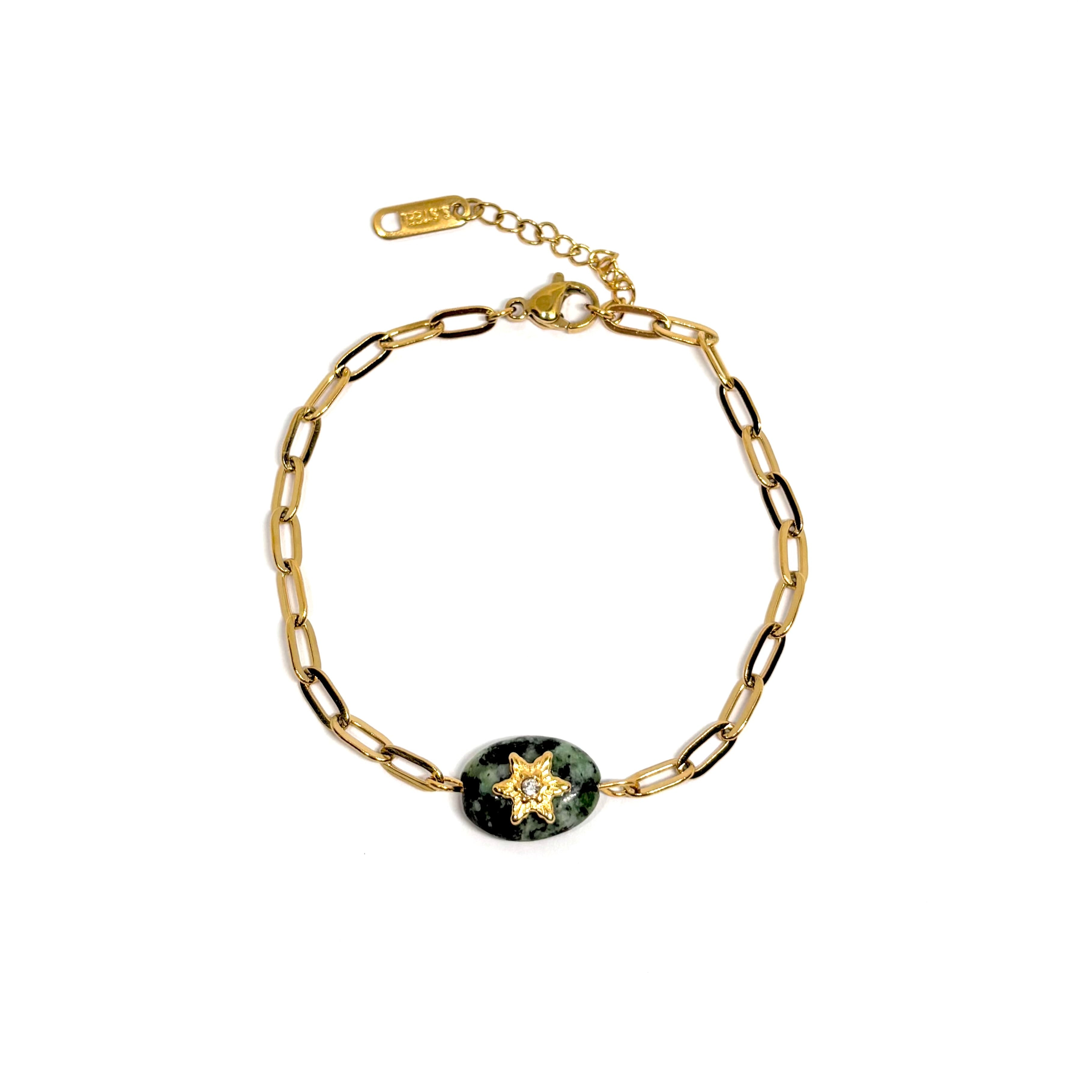 Bracelet femme doré en acier inoxydable plaqué 14K, orné d’une pierre ovale verte turquoise sertie d’une étoile dorée incrustée d’un cristal. Bijou céleste chic et raffiné, hypoallergénique, résistant à l’eau, idéal pour un look élégant et symbolique
