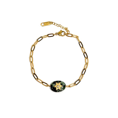 Bracelet femme doré en acier inoxydable plaqué 14K, orné d’une pierre ovale verte turquoise sertie d’une étoile dorée incrustée d’un cristal. Bijou céleste chic et raffiné, hypoallergénique, résistant à l’eau, idéal pour un look élégant et symbolique