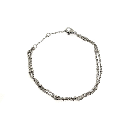 Bracelet femme en acier inoxydable couleur argent, composé de deux chaînes perlées entrelacées. Bijou fin, élégant et durable, résistant à l’eau, hypoallergénique et ajustable, parfait pour un look minimaliste chic au quotidien.