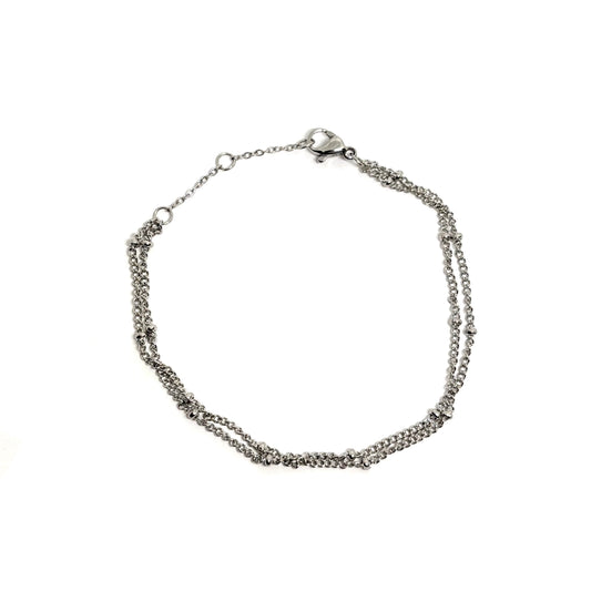 Bracelet femme en acier inoxydable couleur argent, composé de deux chaînes perlées entrelacées. Bijou fin, élégant et durable, résistant à l’eau, hypoallergénique et ajustable, parfait pour un look minimaliste chic au quotidien.