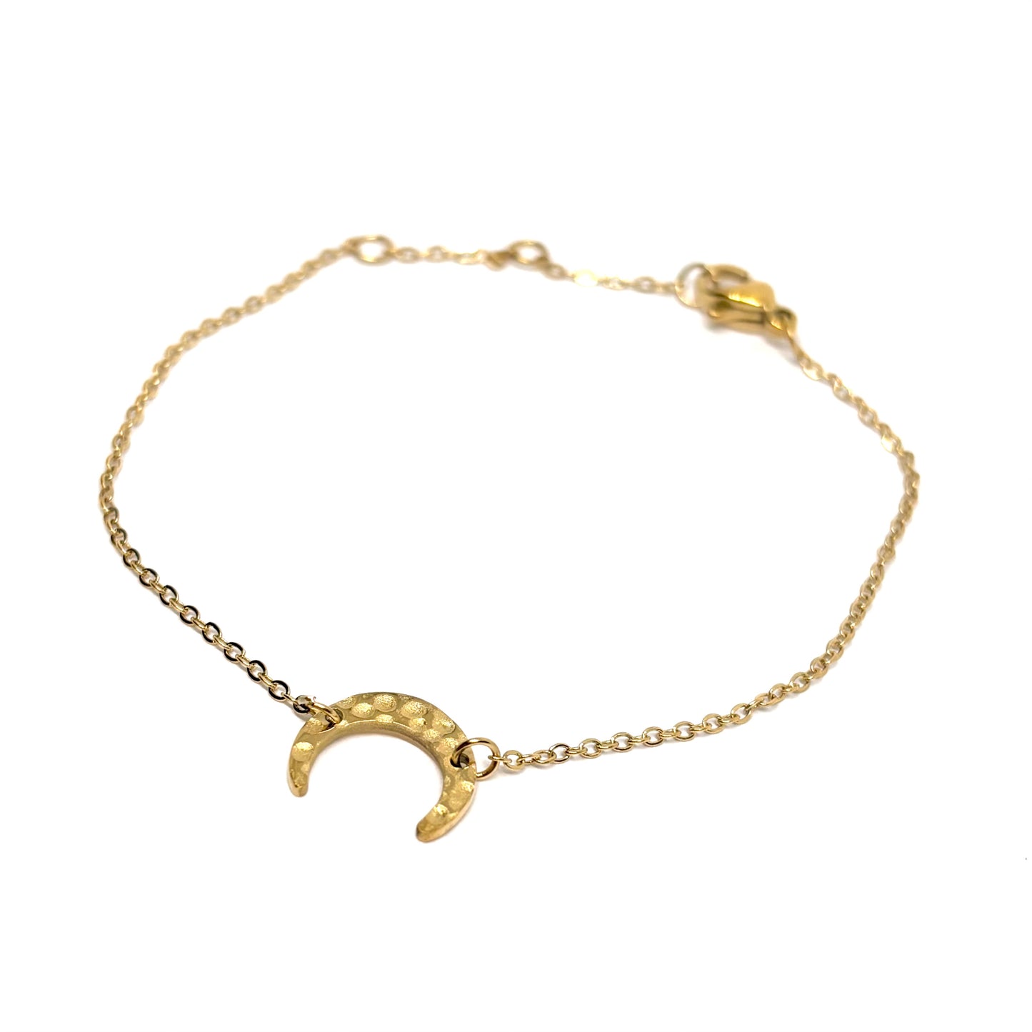 Bracelet femme en acier inoxydable couleur doré, orné d’un pendentif lune martelé. Bijou délicat et ajustable, hypoallergénique et résistant à l’eau, au style bohème chic et féminin, parfait pour le quotidien.