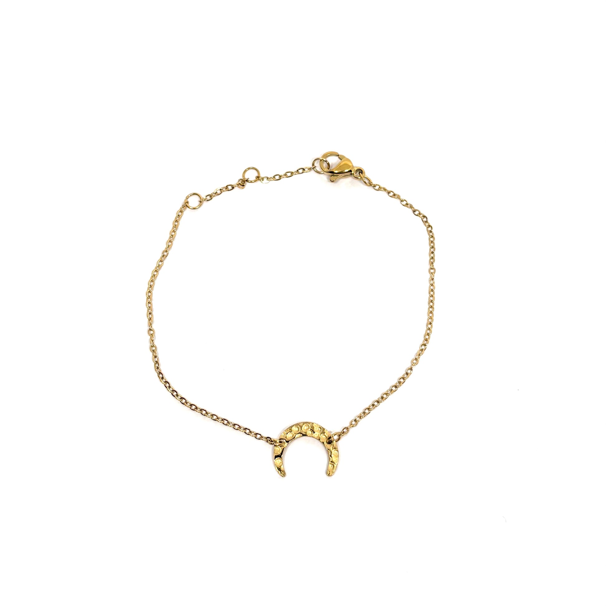 Bracelet femme en acier inoxydable couleur doré, orné d’un pendentif lune martelé. Bijou délicat et ajustable, hypoallergénique et résistant à l’eau, au style bohème chic et féminin, parfait pour le quotidien.