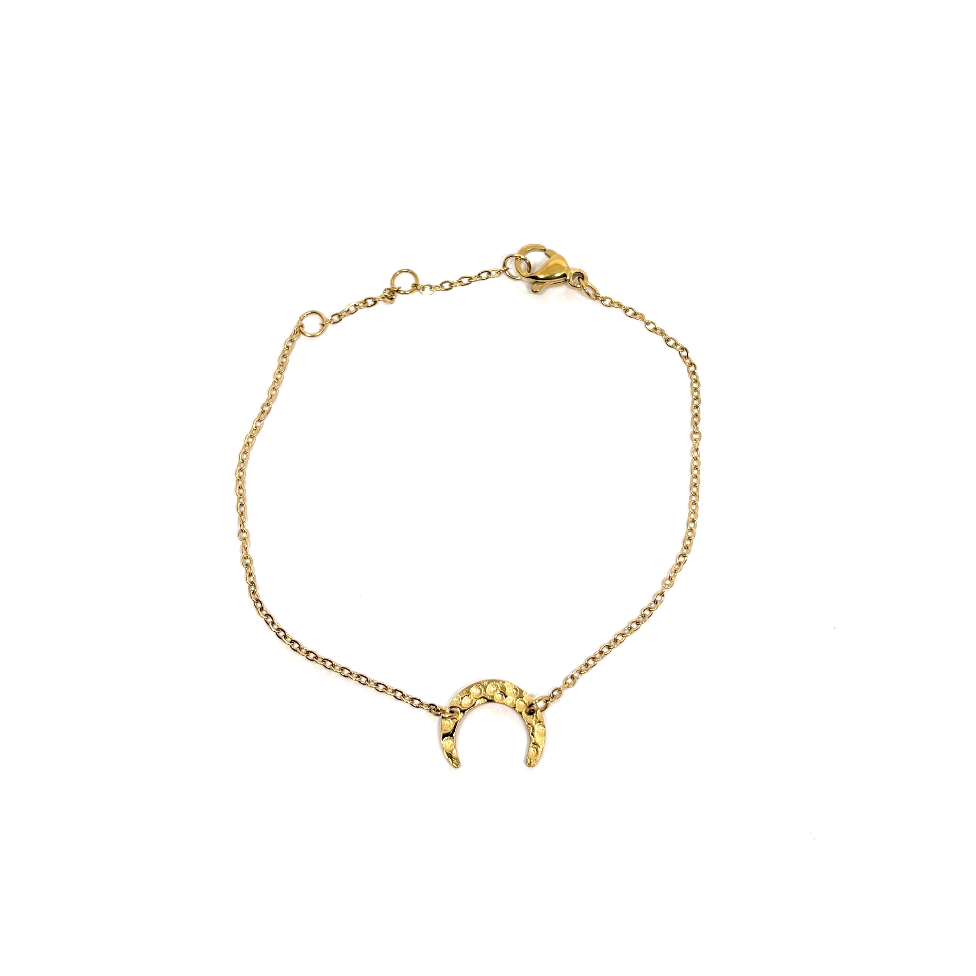 Bracelet femme en acier inoxydable couleur doré, orné d’un pendentif lune martelé. Bijou délicat et ajustable, hypoallergénique et résistant à l’eau, au style bohème chic et féminin, parfait pour le quotidien.