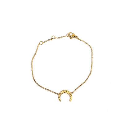 Bracelet femme en acier inoxydable couleur doré, orné d’un pendentif lune martelé. Bijou délicat et ajustable, hypoallergénique et résistant à l’eau, au style bohème chic et féminin, parfait pour le quotidien.