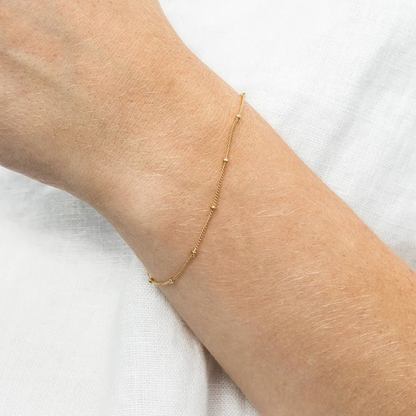 Bracelet femme en acier inoxydable couleur doré 14K à maille fine perlée. Bijou minimaliste et élégant, résistant à l’eau, hypoallergénique et ajustable, parfait pour un look raffiné au quotidien.