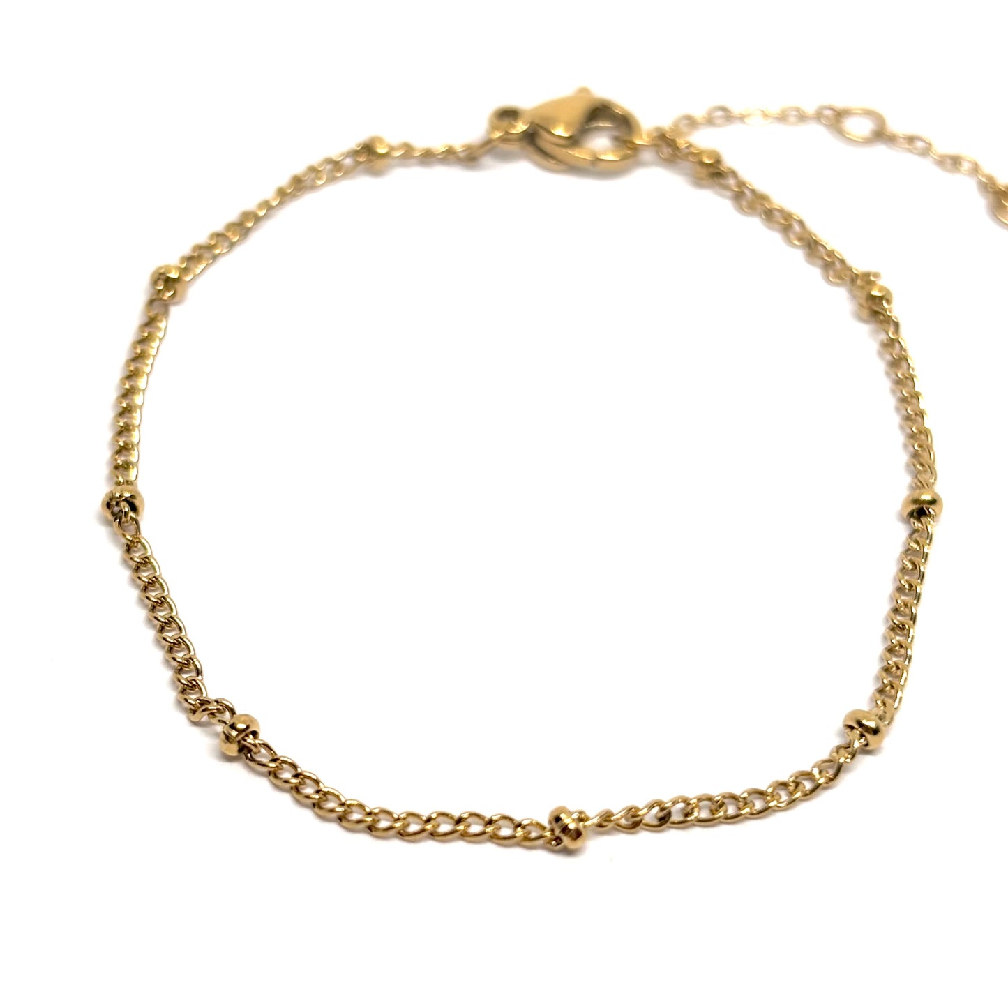 Bracelet femme en acier inoxydable couleur doré 14K à maille fine perlée. Bijou minimaliste et élégant, résistant à l’eau, hypoallergénique et ajustable, parfait pour un look raffiné au quotidien.