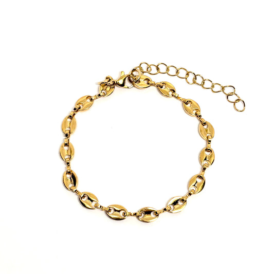 Bracelet femme en acier inoxydable couleur doré, composé de maillons ovales effet coquillage à la finition brillante. Bijou fin, ajustable et hypoallergénique, au design lumineux et raffiné, parfait pour un look chic et moderne