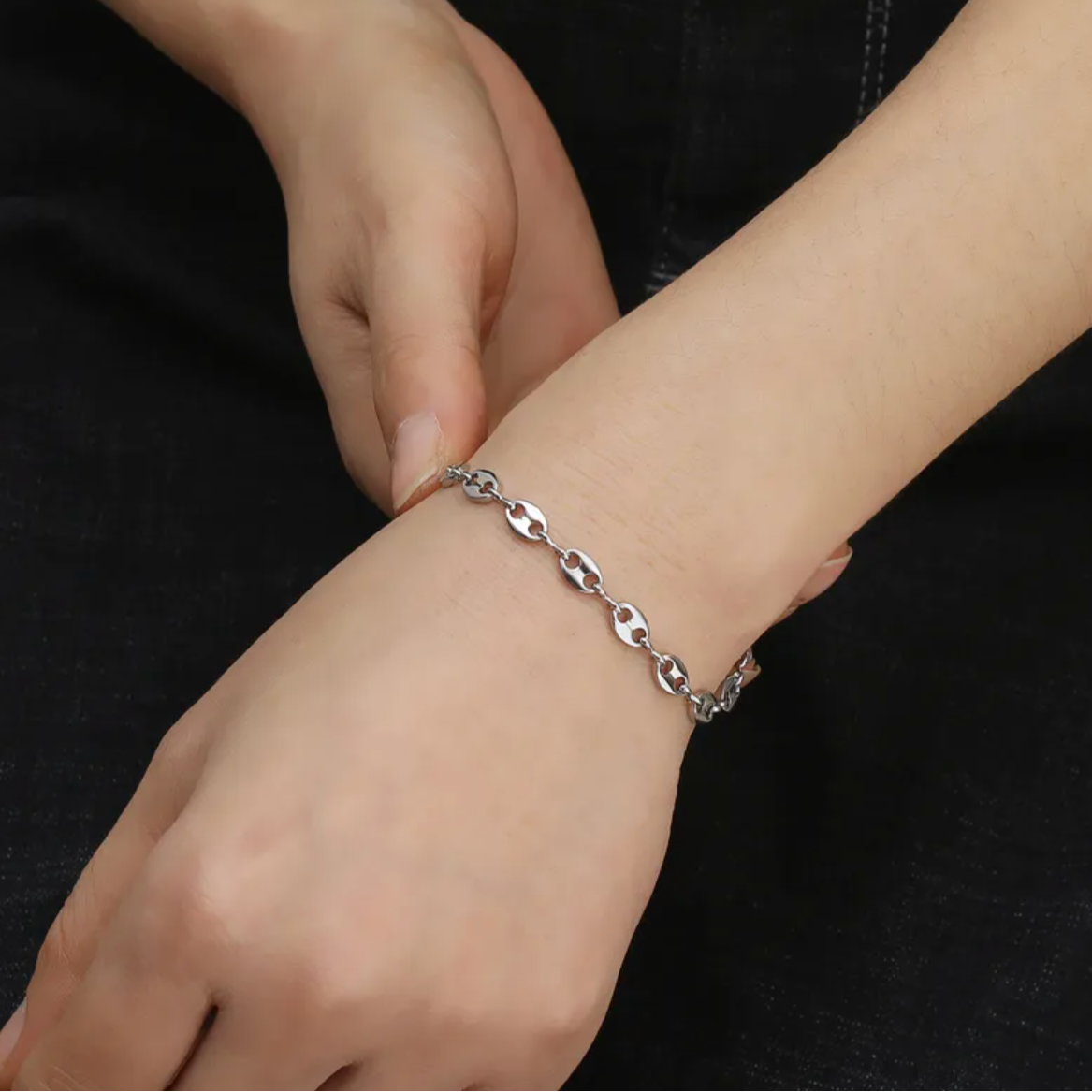 Bracelet femme en acier inoxydable couleur argent, composé de maillons ovales plats à la finition brillante. Bijou minimaliste, ajustable, hypoallergénique et résistant à l’eau, parfait pour un look moderne et épuré au quotidien